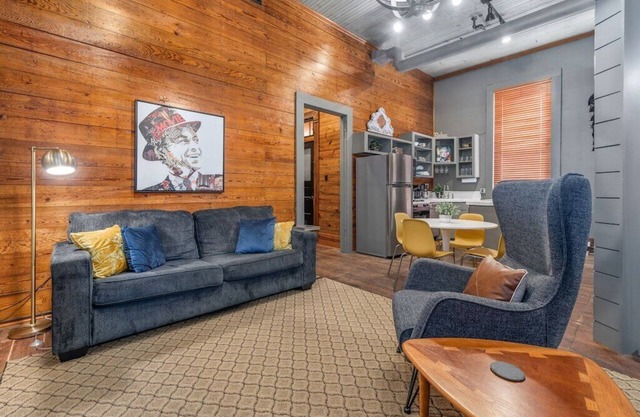 Starlet: Historic Downtown Bryan/King Beds