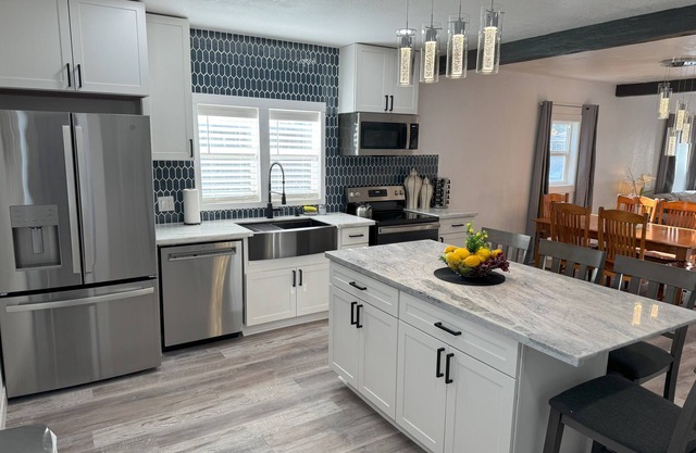 Starry Knight Retreat - spacious 4-bedroom house in charming Ririe with AC, WiFi