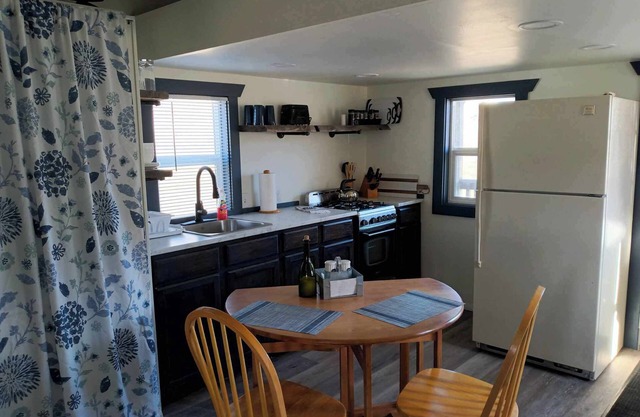 Starry Night Cabin 1-Bedroom with Loft and Mountain Views on US 93