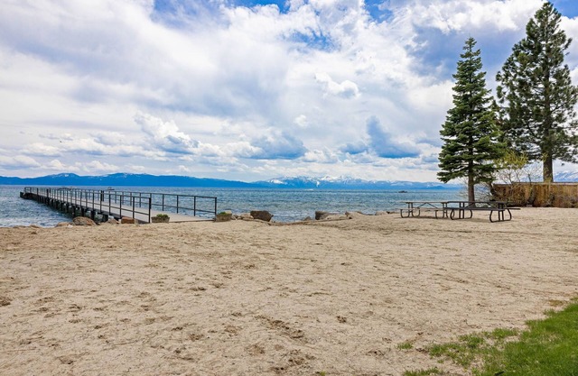Starry Skies - West Shore Cabin. Walk to Private Beach. DOG OK