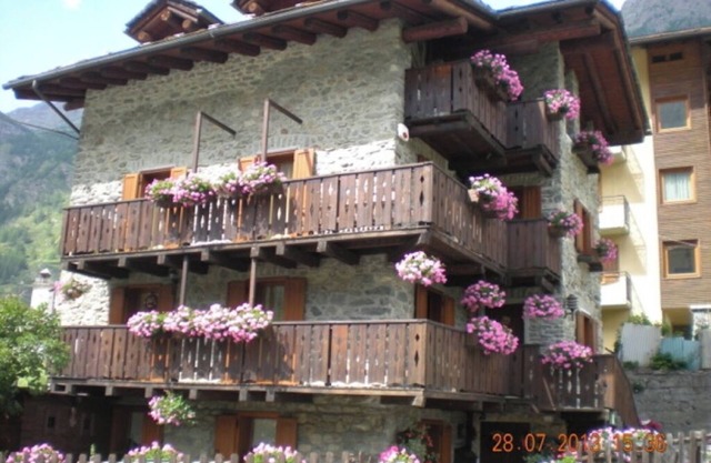 Starting point for excursions within Naz. Park. Gran Paradiso