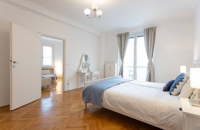 STATE OPERA SUITE CITY CENTER "Santorin"