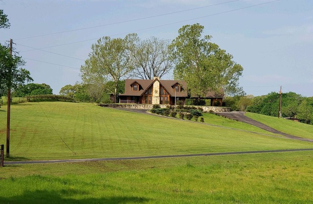 Stately Loghouse w/Private Hot Tub, and Fishing Pond on 90 Acre Ranch