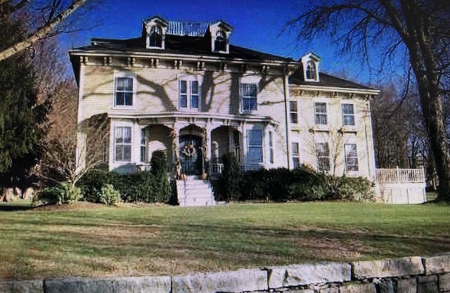 Majestuoso restaurado victoriano con vista panorámica de agua cerca de Newport