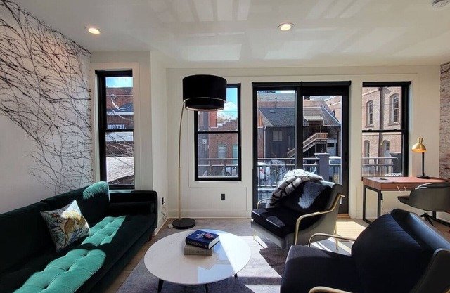 Station House Suite B~Downtown Jacksonville~Rooftop Patio~Walking Distance to Britt!