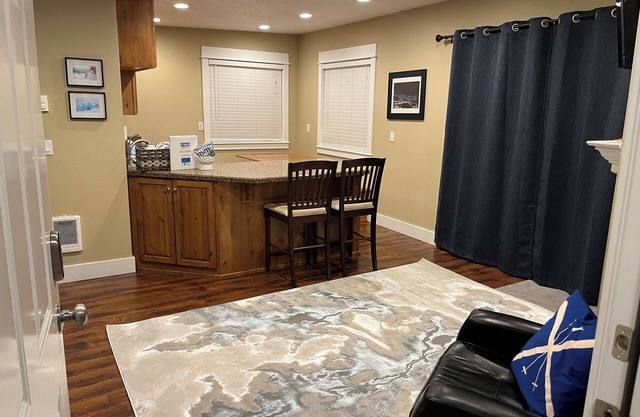 Stay and play, sleeps 6 with a beautiful view of Schweitzer Mountain