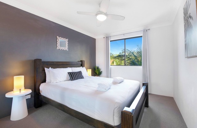 Stay at Hawaiian Gardens 17 : 2-Bedroom Apartment with Pool & Park Beach Views