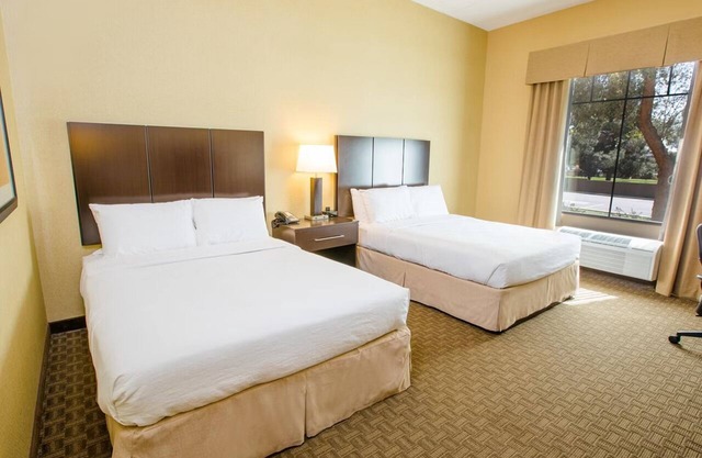 Stay at Holiday Inn Chandler: Pool, On-Site Dining & Just Minutes from ASU
