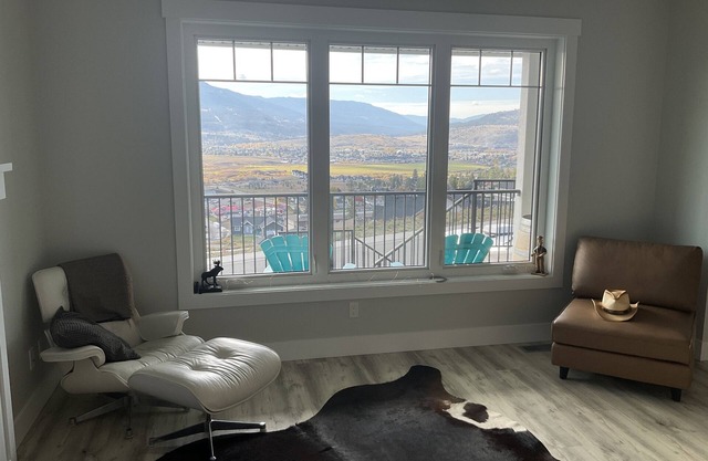 Stay at the Peregrine Lookout.Pet free, and fully climate controlled view home.