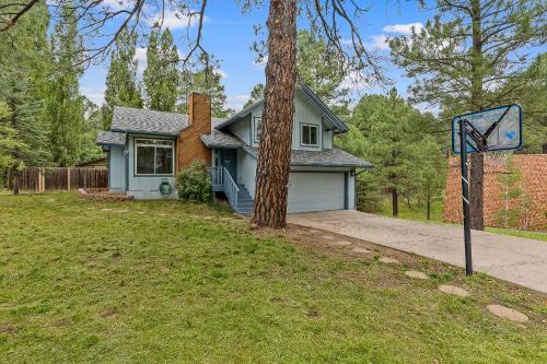 Stay at the Spacious and Stunning Pinecone Lodge! Privacy! Dogs Ok!