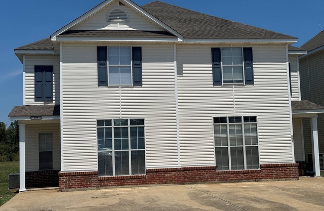Stay at the Starkvegas townhome! Home away from Home! Gated community