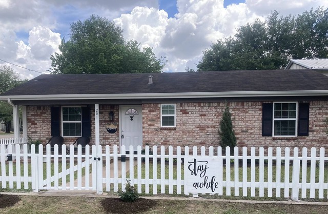 Stay Awhile. Best extended stay. House with a king suite and fenced yard.