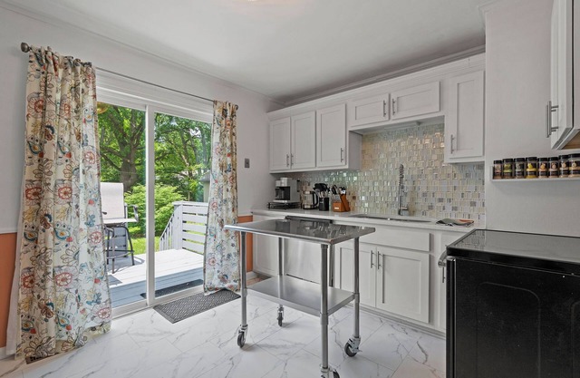 Stay Awhile - Waldo Bungalow + Yard!