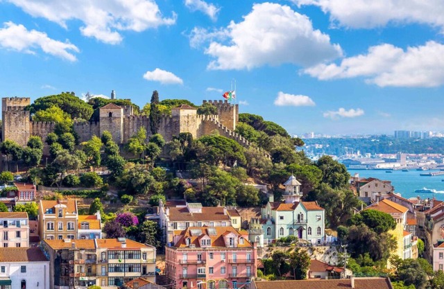 Stay Close from Marques de Pombal! Pet-friendly, Rooftop Sundeck, Full Kitchen!