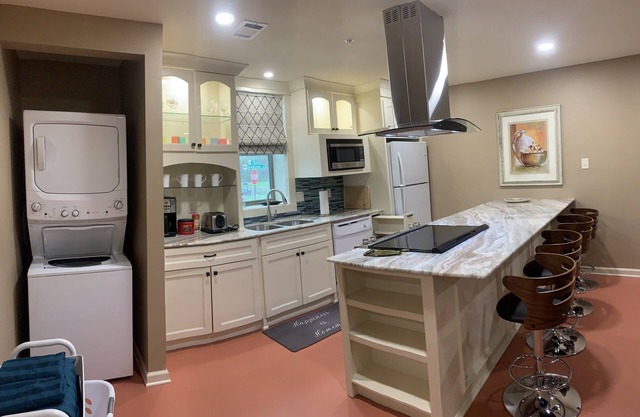 Stay close to entertainment! Downtown LR 2 bedroom apt near Simmons Bank Arena