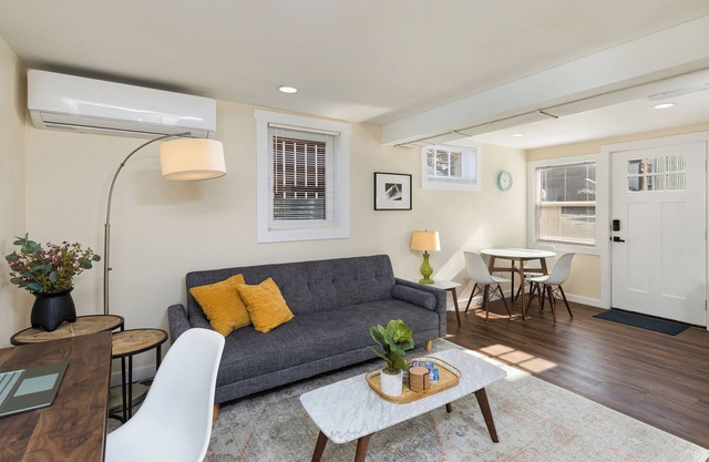 Stay Cool w/AC! Available July 4th! Perfect for Exploring Tacoma. Pet friendly