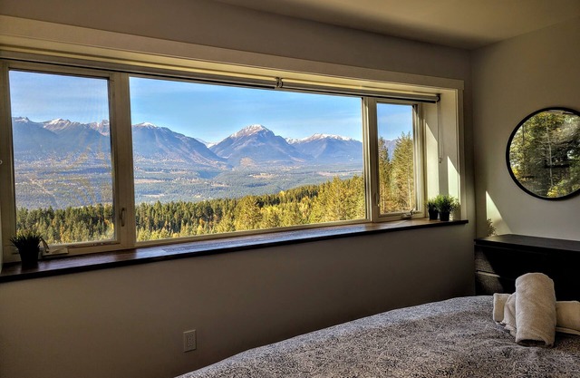 Stay Golden - sleeps 20. Monashee