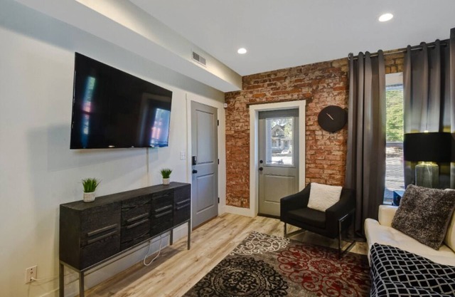 ✨Stay Here✨5 Minutes Downtown✨Comfy Foam Beds✨W&D✨