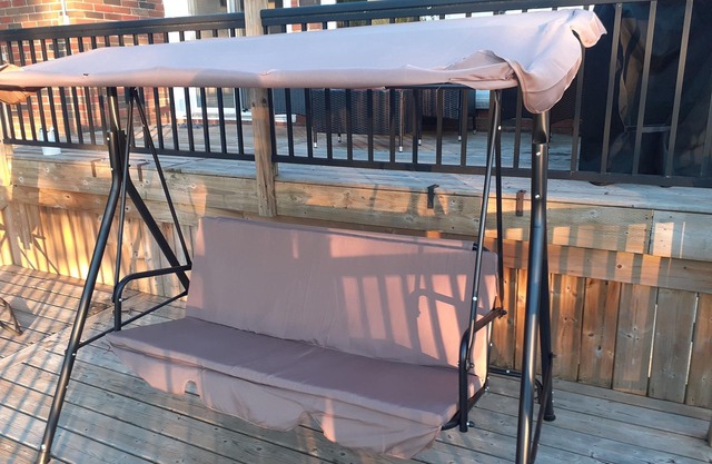 Stay in a beautiful lakefront cottage in Napanee, no matter winter or summer.