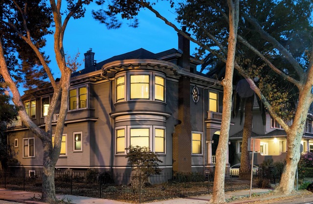 Stay in a historic Victorian built in 1906; walk to downtown San Jose