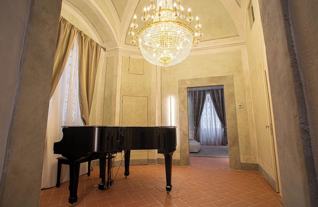 Stay in a prestigious place of interest in Florence in the city center