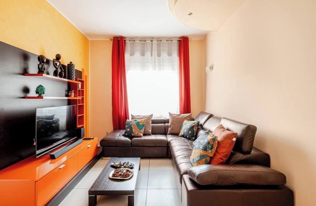Stay in Style: vibrant condo in San Giovanni Lupatoto - free parking