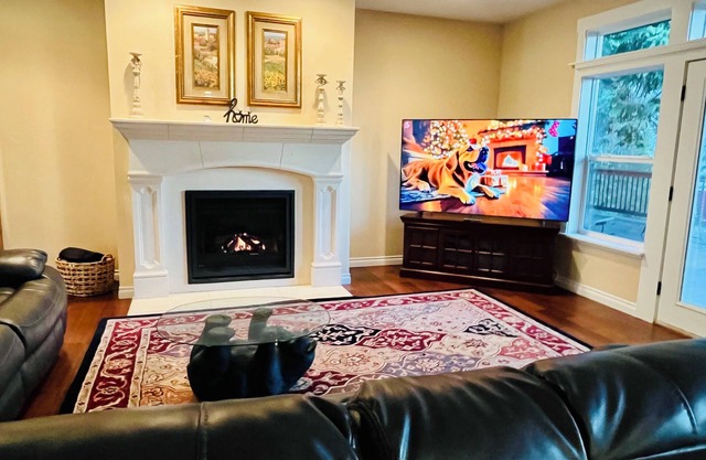 Stay in luxury, minutes from the Lake, perfect for entertaining.