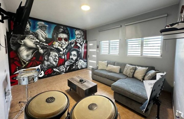 Stay in Salsa Paradise! 1-Bedroom Suite, 4 mins from Crash Boat Beach