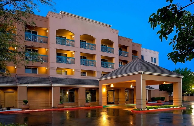 Stay in Style While Exploring the San Francisco Bay Area w/ Breakfast Buffet!