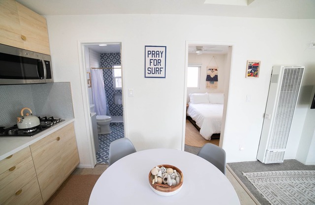 Stay in the charming SilverStrand neighborhood, 2 min walk to the sand-dogs ok!