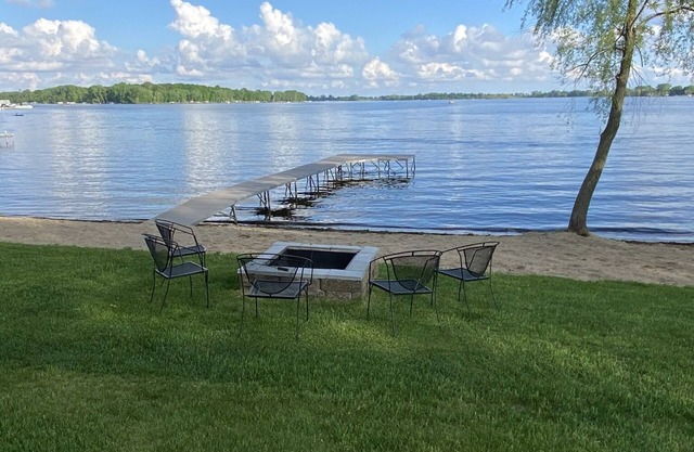 Bleiben Sie im Blick auf Madison: Wunderschönes, geräumiges Haus am Madison Lake