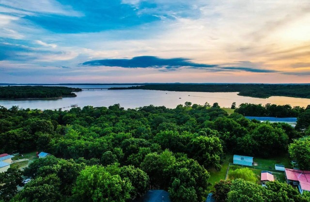 Stay Lakeshore - Serene landscape mins from water
