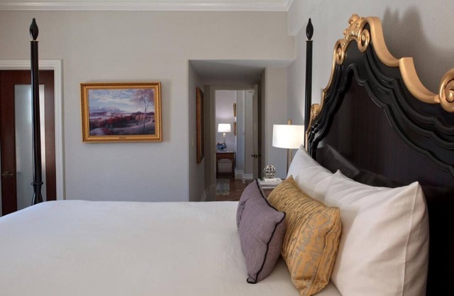 Stay Minutes Away from Château-sur-Mer! Indoor Pool, Onsite Parking and Gym!