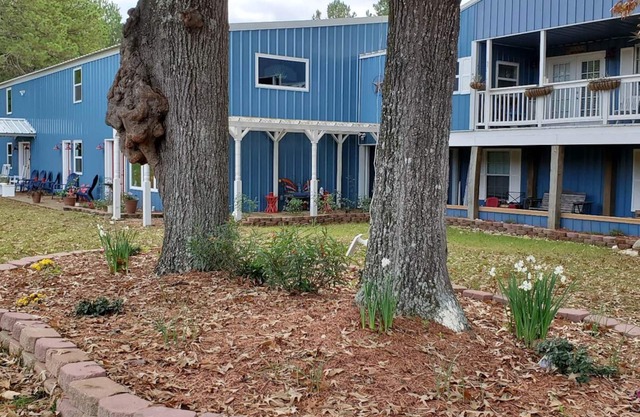 Stay 'n' Play Upstairs 2 Bedroom Apartment 1/4 mile from Houston County Lake