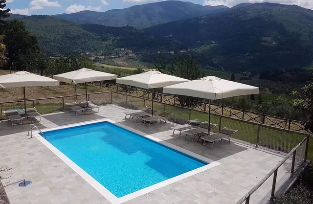 Gemütliches Ferienhaus in Pelago mit Swimmingpool