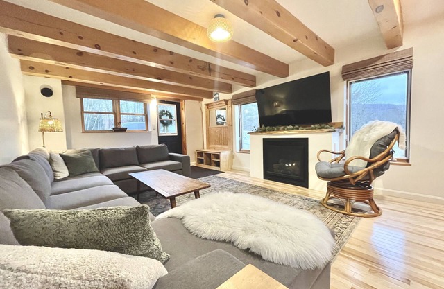 Stay near Jay Peak at your own private cabin with 18 brookside acres!