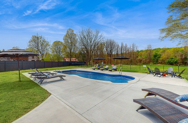 Stay on 80 acres close to Lake George w/heated pool, stables, bbq - pet friendly