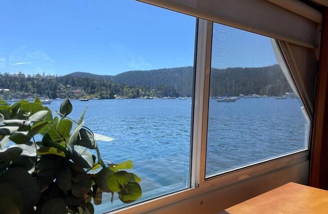 Stay on a Big Beautiful Boat - 2 BDR, Sleeps 4