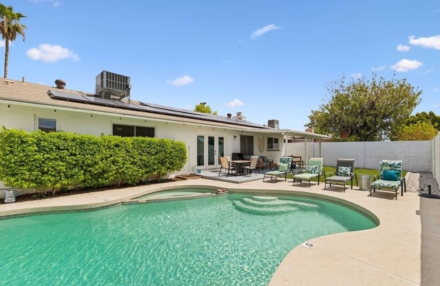 Stay on Sesame |3bdrm | Bright, Spacious, Fun