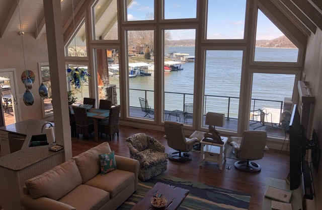 Der Herbst ist eine schöne Zeit in den Ozarks! 4 bds / 3 bakefront + dock-sleeps 10