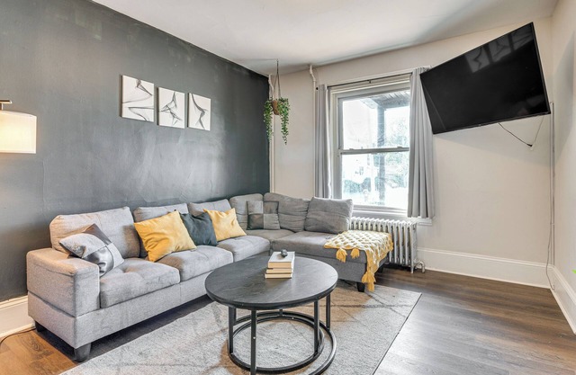 Stay & Play in Dtwn Stroudsburg: Updated Townhouse