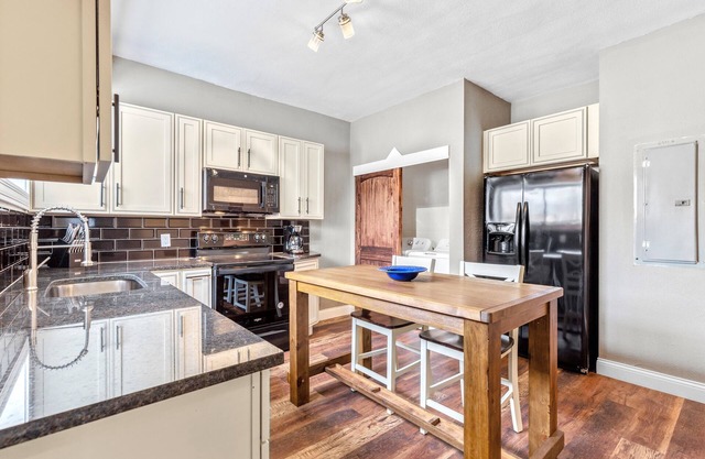 New Updated 3BR Apt★Central Location★Parking★W/D