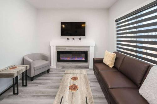 Stay Together! 2 Family Units, Sleeps 16! FREE Banff Pass, Parking, Wine, BBQ, & Netflix!