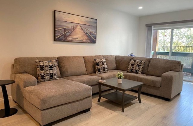 Stay & Unwind: Wi-Fi, Cable, Netflix, Fireplace, Garage, W/D in unit.