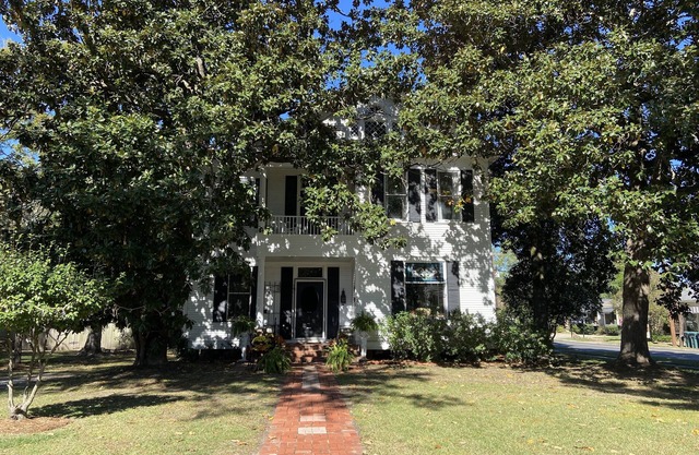 Stay w/ Art at Garden District Gem: Neville House