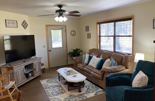 Stay with your friends/family in this peaceful home 3 miles from a river access