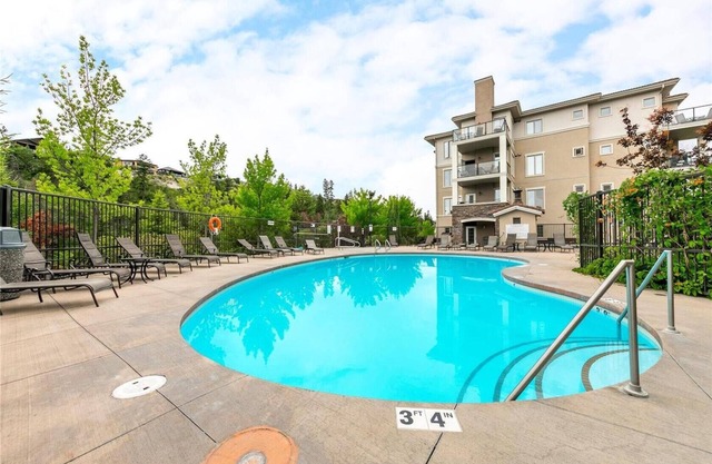 Come Golf, Wine Tour & Ski! 2 Bedroom,4 Beds 2 Bath Condo w/Gym & Pool! Sleeps 8