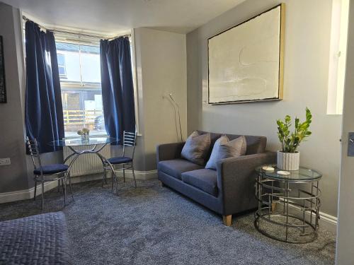 Stay Zen Apartments - Ground Floor Central Woking with Private Garden & Parking - Business & Leisure
