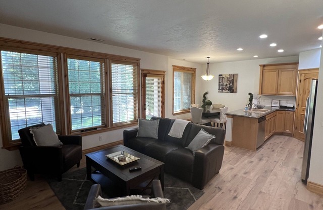 StayAwhile Luxury Townhome Cd'A 5 minutes to lakes and Silverwood