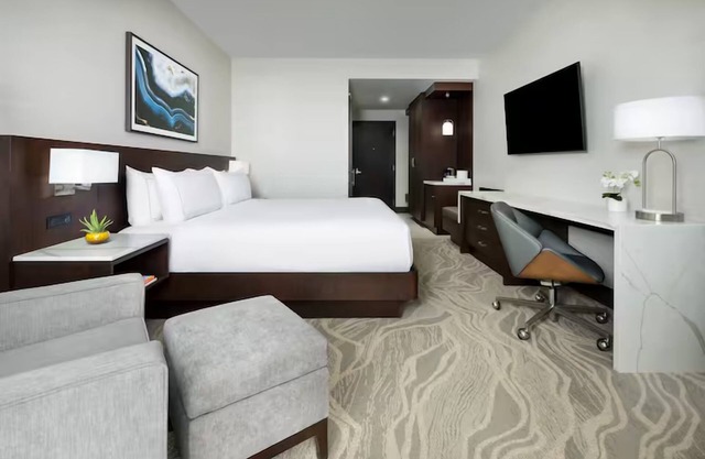 Std 1 King, DoubleTree Tucson, Spacious Room & Restaurant, Close to University